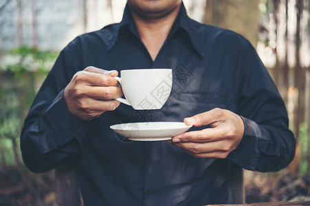 商人肖像在户外喝咖啡休息时间商人肖像在户外喝咖啡休息时间男人早晨年轻的图片