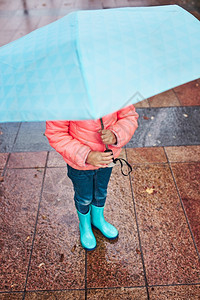 微笑季节女孩在雨中漫步时拿着大蓝伞在秋天阴暗的雨季散步时抱着大蓝色伞校对Portnoy户外图片