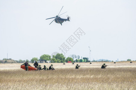 航空绳索运输参加以直升机作战和冲突构想进行军事演习的救援军事行动的士兵有直升机战争和冲突概念图片