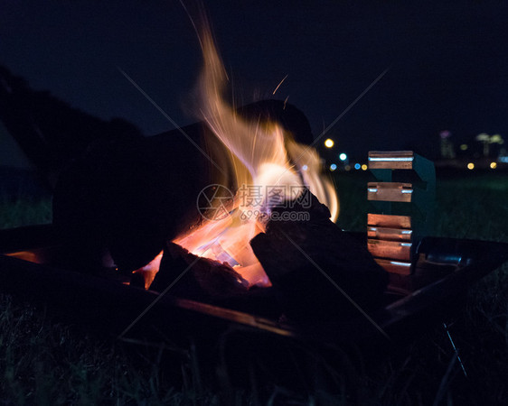 夜晚火花间营烧烤的焰煤炭图片