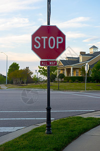 一个十字路口的四站牌象征红色的交通图片