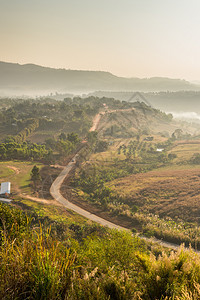 蓝色天空的山上路面景观风优美旅行场地图片