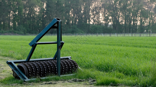 夏天在荷兰草地的农业机械设施里村车辆图片