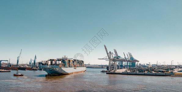 河集装箱船抵达汉堡港的终点站该码头德国天线图片
