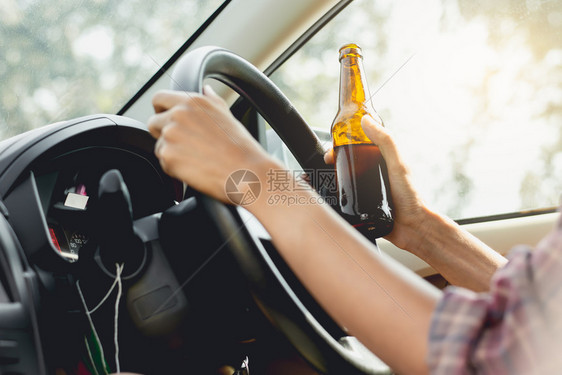 高速公路青年游客在酒饮和时驾车瘾里面图片