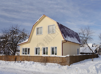 下雪的俄罗斯弗拉基米尔地区冬季带曼沙德的小房子屋家图片