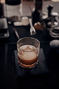 手玻璃杯中的黑色滴漏咖啡选择聚焦玻璃杯中的黑色滴漏咖啡筛选混合图片
