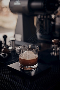 纸筛选玻璃杯中的黑色滴漏咖啡选择聚焦玻璃杯中的黑色滴漏咖啡水图片