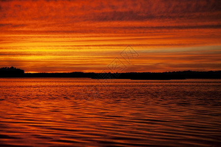夜晚海滩上美丽的日落红色平静图片
