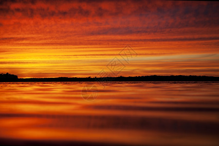 海滩上美丽的日落场景红色地平线图片