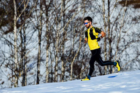 男人下山运动员在雪上训练跑步冬天服装图片