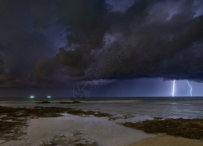 夜间暴风雨电动部队海景霹雳雷雨图片