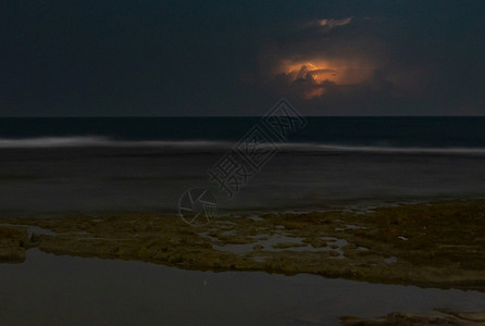 云雷夜间暴风雨电动部队海景背景图片