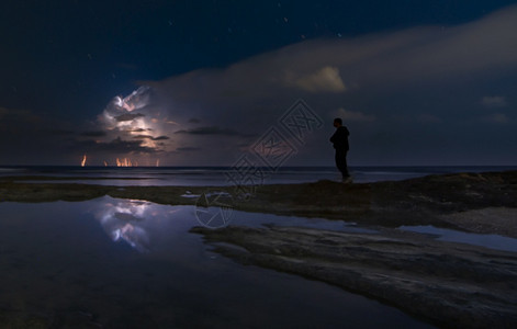 危险天空夜间暴风雨电动部队戏剧图片