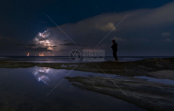 危险天空夜间暴风雨电动部队戏剧图片