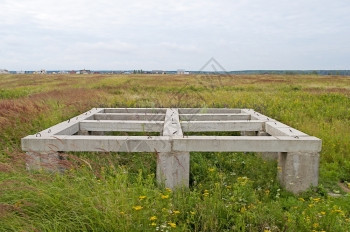 建筑学地面屋夏季在草原的小型乡村住房混凝土码头地基图片