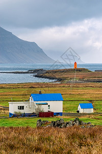 山海岸莫比代利冰岛东部的雷达尔峡湾和阴天的灯塔冰岛东部的雷达尔峡湾和灯塔图片
