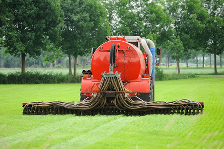 草地在荷兰用液体粪肥撒布器注射液体粪肥并注入液体粪肥施场地图片