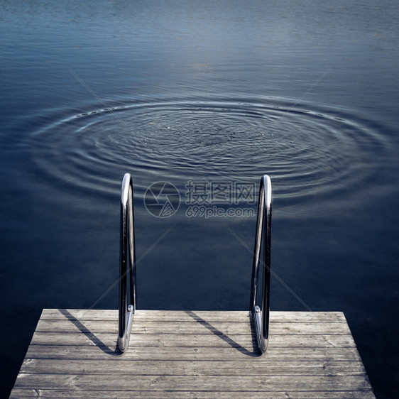 气泡欣德斯特伦抽象的游泳码头和梯子水波纹溺场景图片