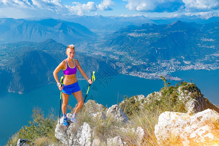 远足锻炼山上跑轨的金发女运动员景观图片