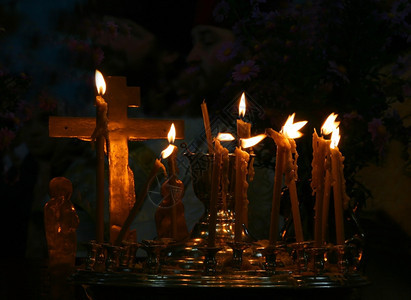 希望火点亮在正统的乌拉尼教堂蜡烛和图片