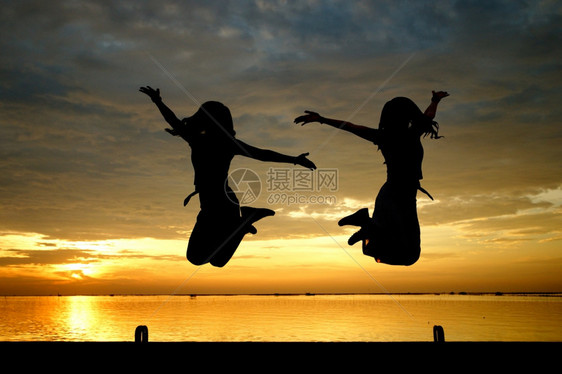 喜悦美丽的日落背景在海上跳的妇女轮光影夏天乐趣图片