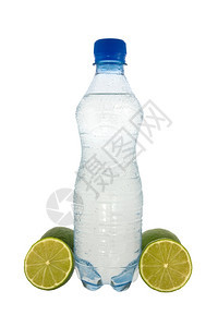 净化的透明水果瓶装矿泉和绿色柠檬图片