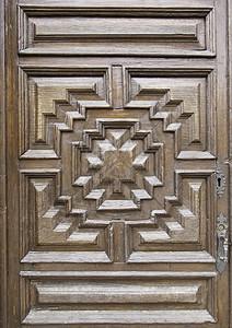古老的木制门中世纪古老的门在这座城市的一纪念碑里详细节历史质地雕刻宠坏了背景图片