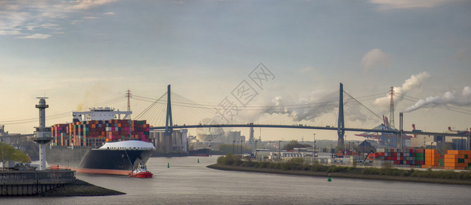 科尔布兰德运输上午汉堡港一大型集装箱船舶的全景1月日工业的图片