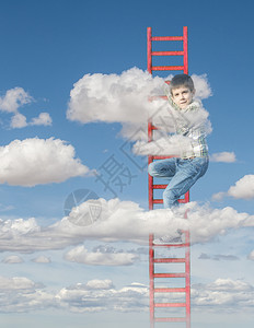 幻想男生蓝天云中的孩子在层梯和上男孩的蓝天抽象概念成长和功的概念乐趣图片