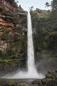 地质学非洲南部Hazeview地区沙比附近的瀑布落下结石图片