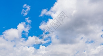 美丽明亮的蓝色天空有乌云密闭夏天图片