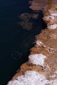 花胶洞穴未知盐湖含沉淀和硬边带深水图片