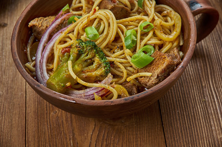 美食蒙古牛肉拉门菜蒙古烹饪亚洲传统菜类顶视面条人图片