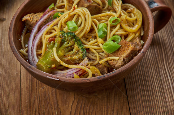 美食蒙古牛肉拉门菜蒙古烹饪亚洲传统菜类顶视面条人图片