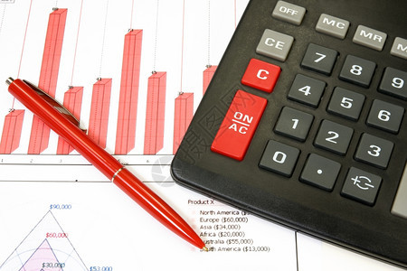 战略资源商业图表上的计算器和红笔一种图片