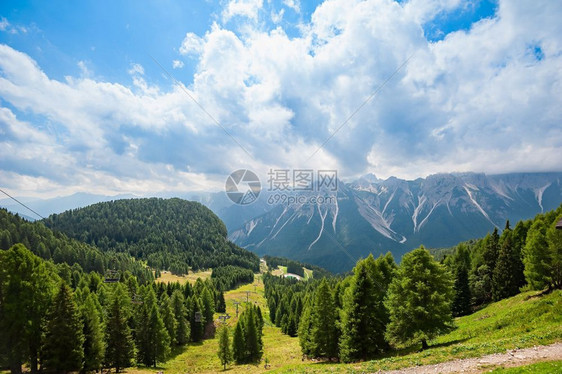 意大利云山地全景森林多洛米人山谷和夏季椅子升起美丽的图片