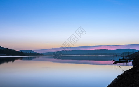 河岸美丽的日出在河上反射湖地平线图片