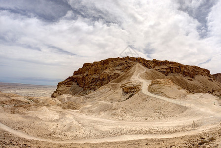 中间旅行结石以色列南部沙漠的马萨达堡垒和希罗德斯王府背景图片