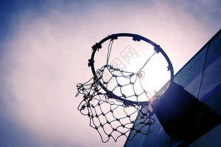 老的白色锻炼日落时木环篮球圈图片