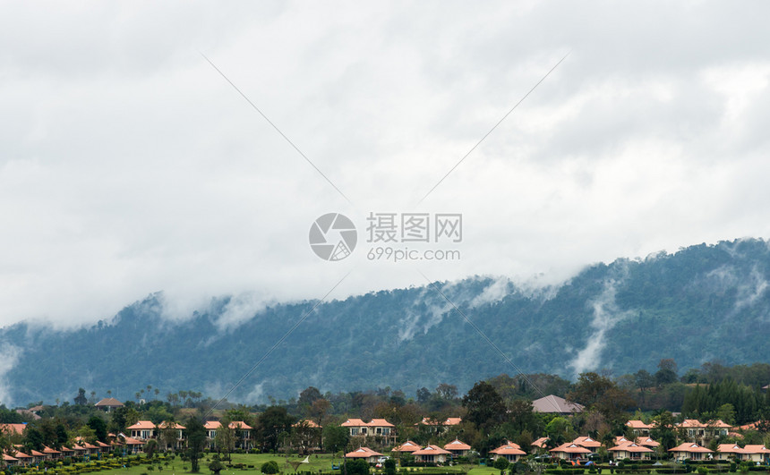 屋在哪里环境高山上风雨过后有浓雾在村子后面图片