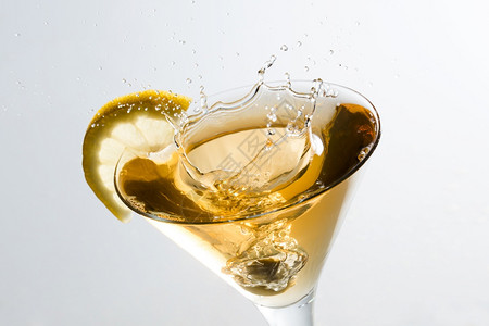 生活在一杯马提尼加片柠檬的玛蒂尼酒上撒着橄榄复制玻璃器皿图片