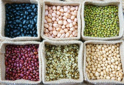 收集谷物绿豆红大袋中黑谷类产品为健康食营养饮和纤维品红色的市场黑图片