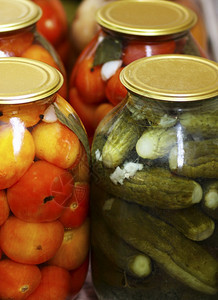 盘子绿色水我们保存西红柿和黄瓜以备冬季使用玻璃容器配有西红柿和绿黄瓜图片