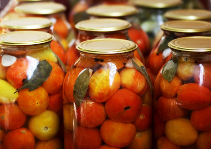 水果罐头补给品为冬季收获蔬菜玻璃罐子加咸菜红西番茄图片
