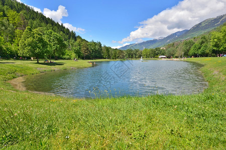 天空景观户外在法国阿尔卑斯山湖的塔伦特埃塞山谷的一个休闲公园中在法国阿尔卑斯山脉的塔伦特西谷一个休闲公园中一个美丽的湖泊景象图片