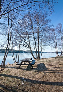 瑞典斯德哥尔摩Kanaan海滩湖边的冰棕色唤醒卡南图片