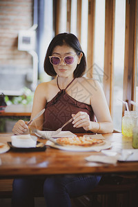 人们美丽的亚洲女人准备吃西边的美食物午餐图片