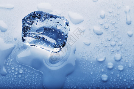 冷藏蓝色的液体湿背景上一块冰图片