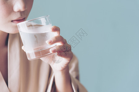 美丽的女人喝着新鲜的冷水重整洁皮肤环境渴干净的图片